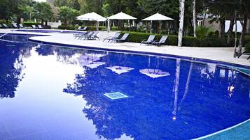 4 piscines extérieures, chaises longues