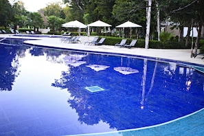 4 albercas al aire libre y camastros