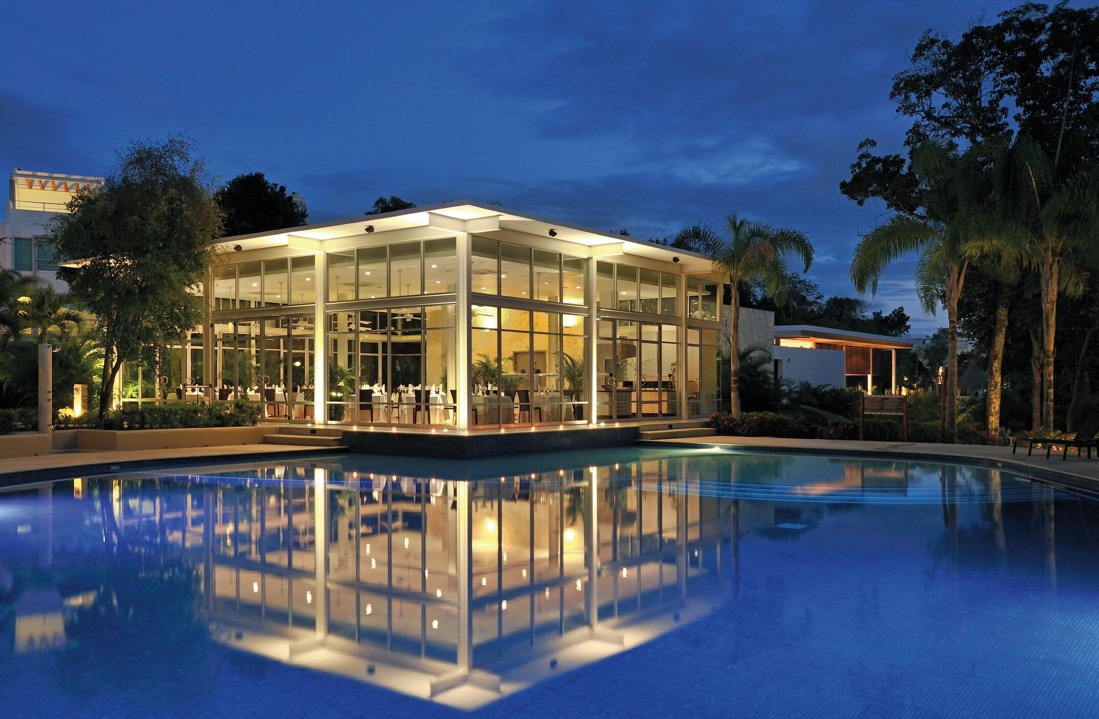 4 outdoor pools, pool loungers
