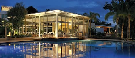 4 outdoor pools, pool loungers