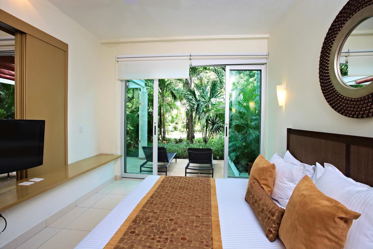 Free minibar, in-room safe, desk, blackout drapes