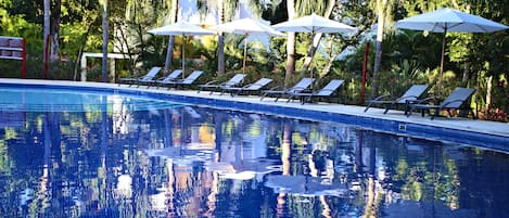 4 outdoor pools, sun loungers