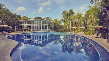 4 outdoor pools, sun loungers