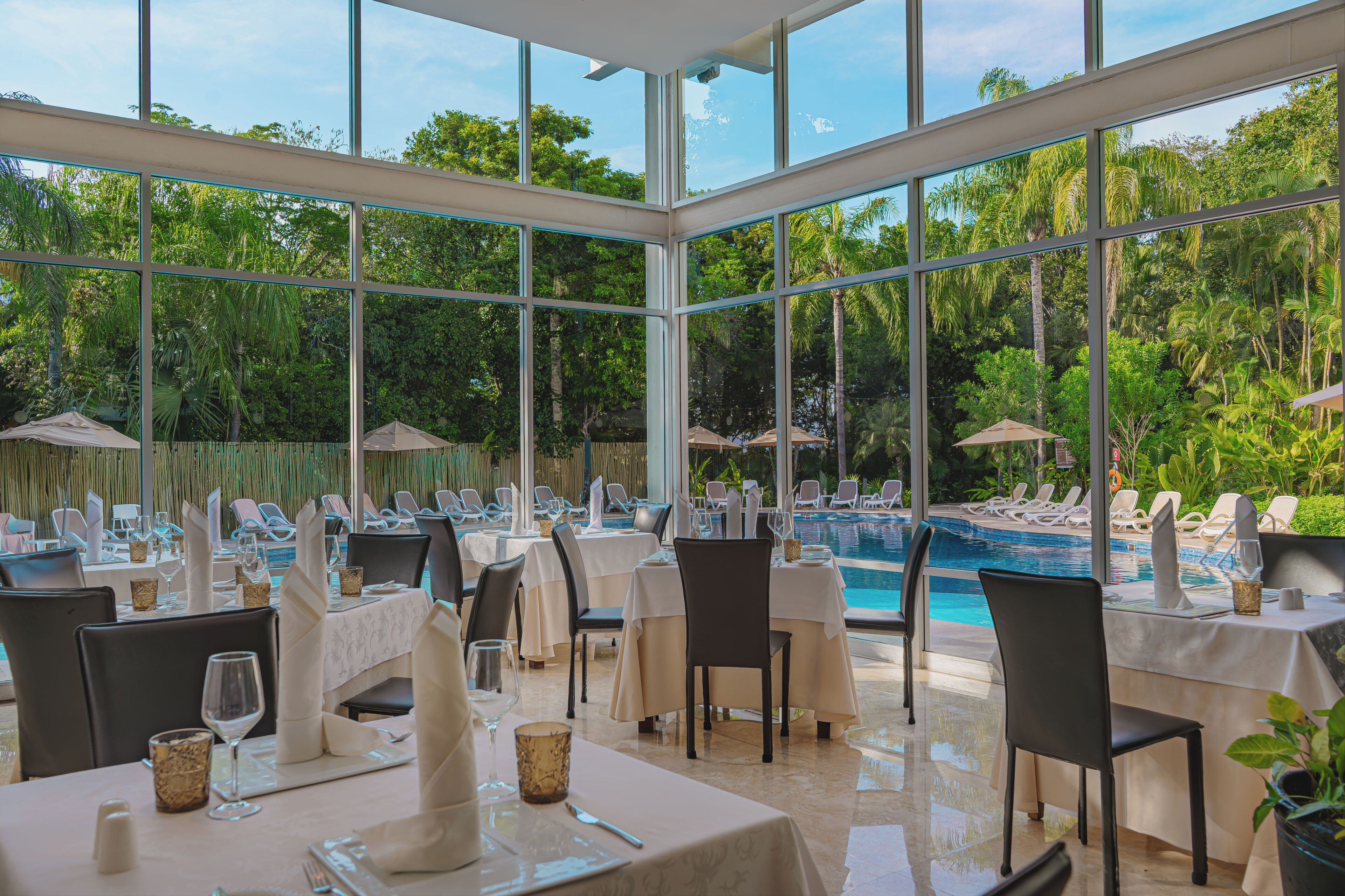 4 restaurants; breakfast, lunch, and dinner served