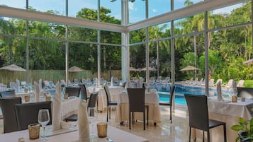 4 restaurants; breakfast, lunch, and dinner served