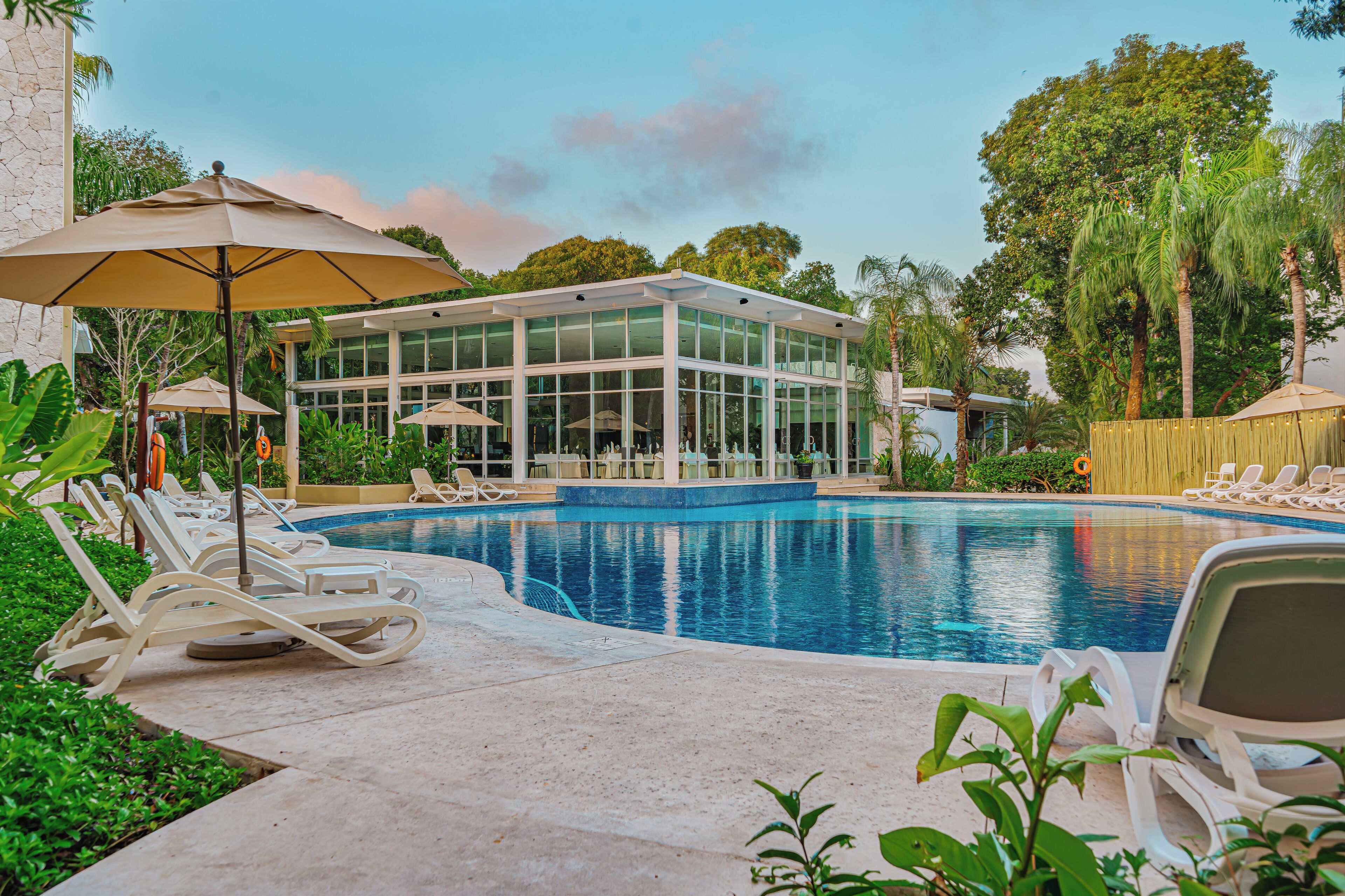 4 outdoor pools, sun loungers