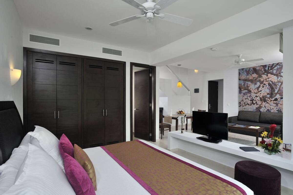 Minibar (free items), in-room safe, desk, blackout drapes