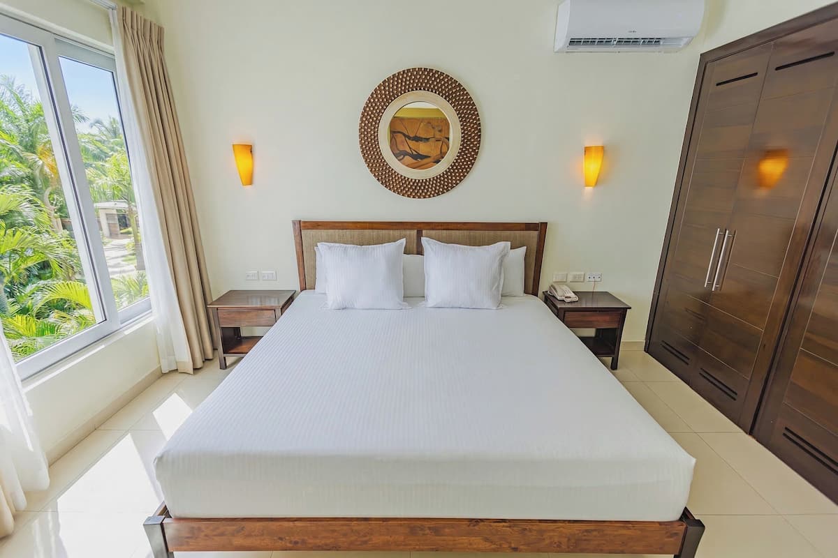 Minibar (free items), in-room safe, desk, blackout drapes