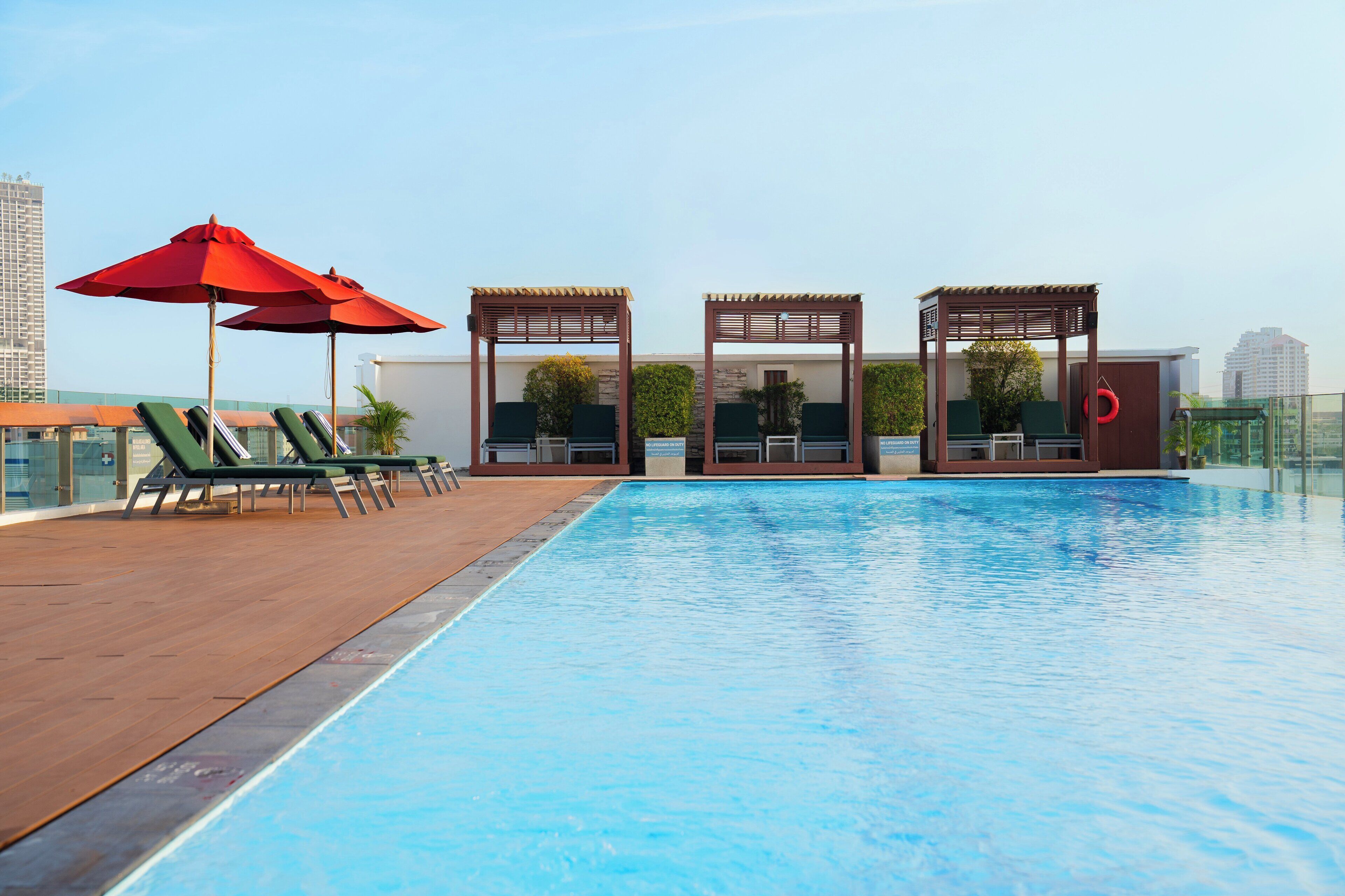 Kolam renang outdoor, dengan payung kolam renang dan kursi berjemur