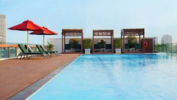 Piscine extérieure, parasols de plage, chaises longues