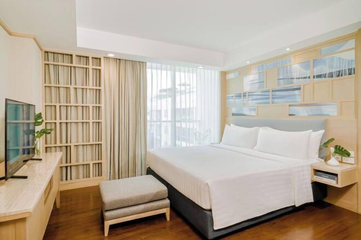 Hypo-allergenic bedding, in-room safe, individually decorated