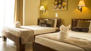 In-room safe, desk, WiFi (free), individually decorated - Hotel La Fortuna (La Fortuna)
