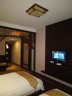 Business Twin Room | Down comforters, blackout drapes, iron/ironing board, free WiFi - Baolong Homelike Shanghai Youyi Branch (Shanghai)