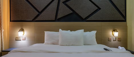 Kamar Superior (Deluxe) | Seprai premium, tempat tidur Select Comfort, brankas, dan meja kerja