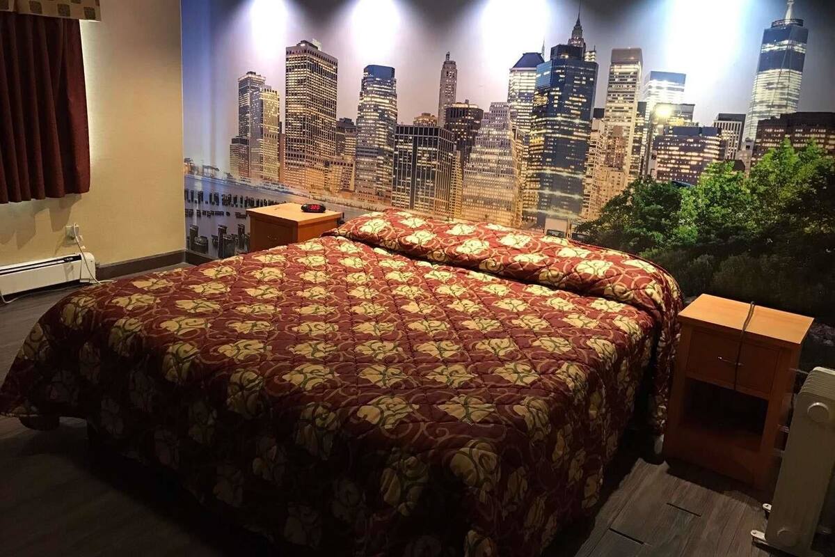 Room, 1 King Bed, Non Smoking | Premium bedding, pillow-top beds, desk, blackout curtains