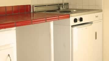 Studio, Kitchenette (Efficiency) | Private kitchenette | Fridge, microwave