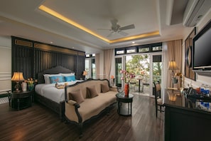 Suite monolocale panoramica, balcone | Area soggiorno | TV 21 pollici con canali via cavo