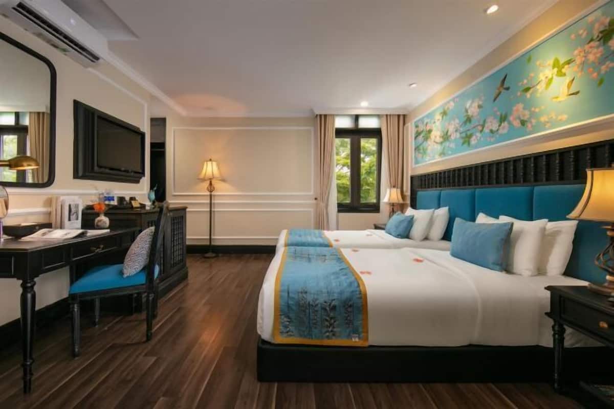 Premium bedding, in-room safe, desk, blackout curtains