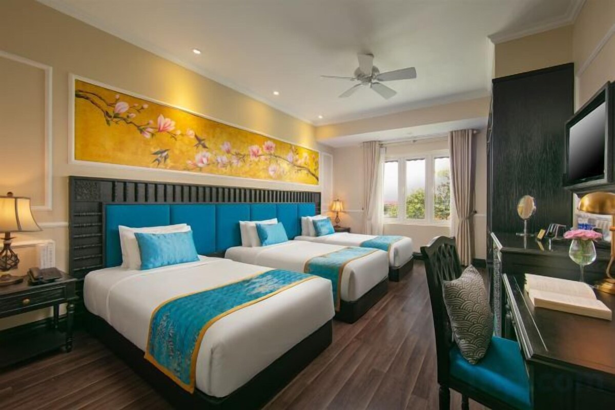 Premium bedding, in-room safe, desk, blackout curtains