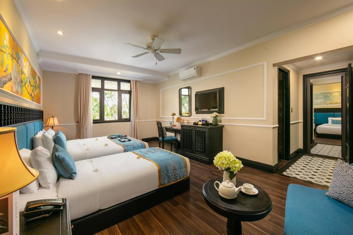 Family Connecting Room With Balcony & City View For 6 Pax | 高級寢具、房內夾萬、書桌、遮光窗簾/窗簾