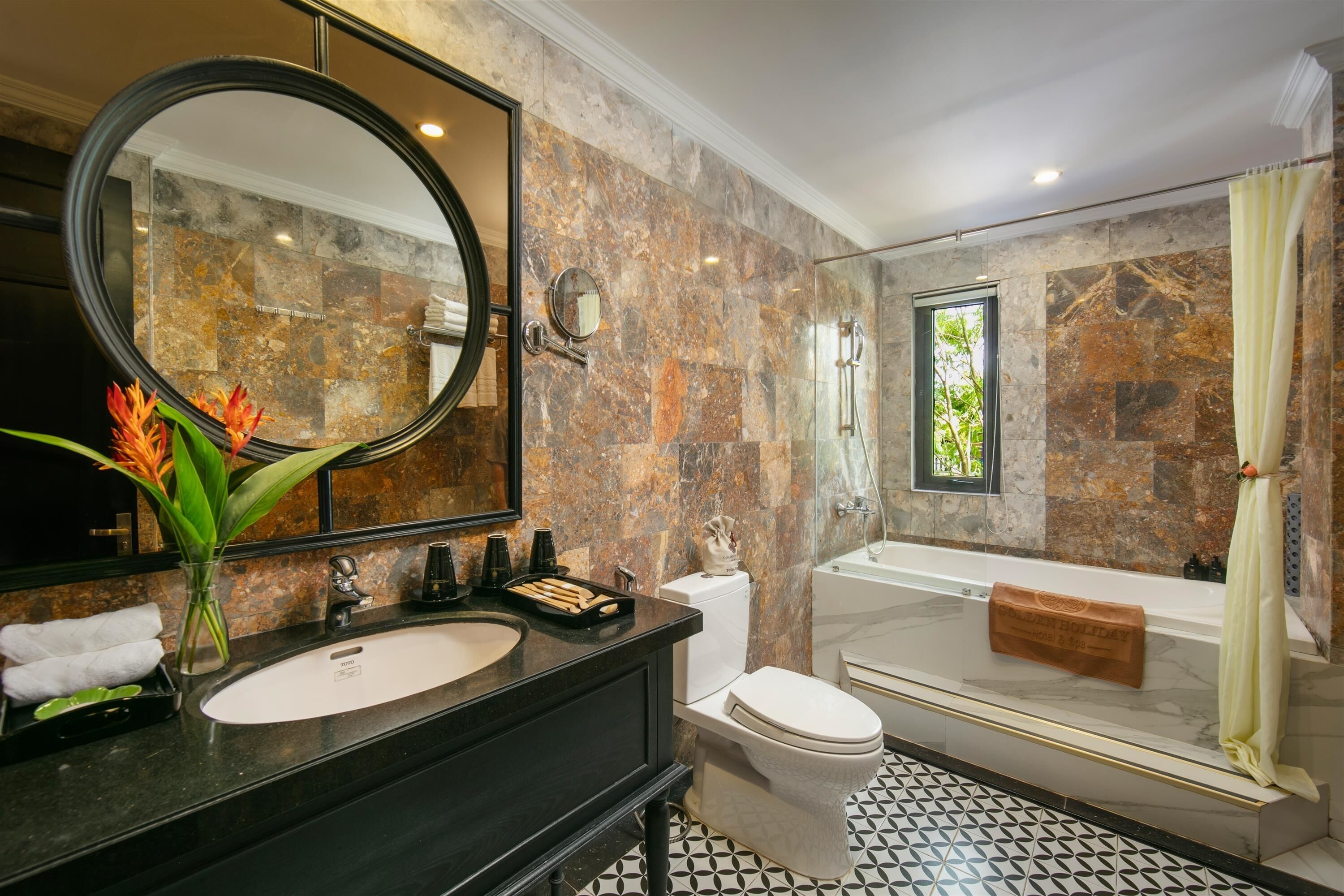 deluxe triple room, city view | bathroom | free toiletries, hair dryer, bathrobes, slippers