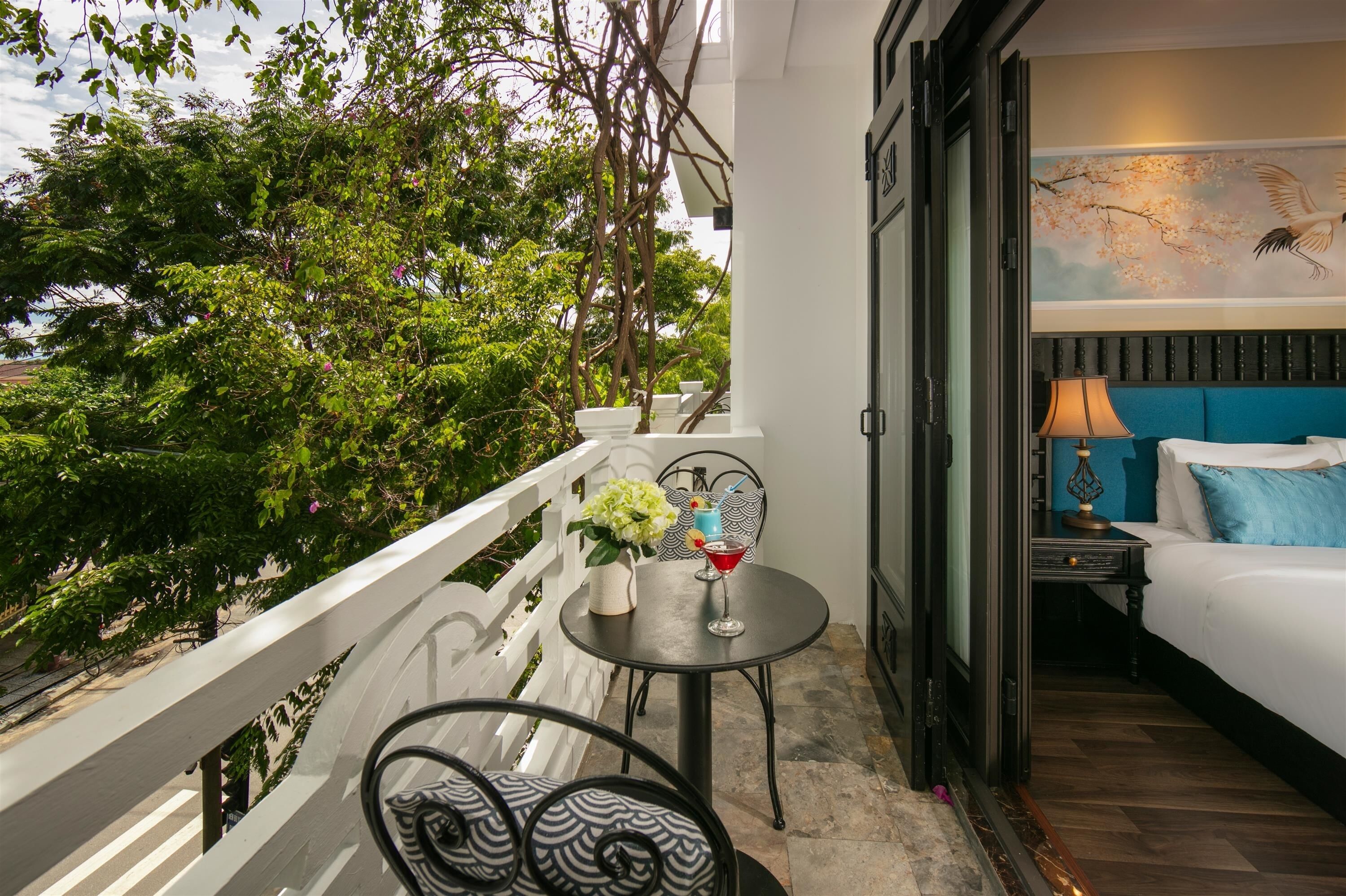 deluxe triple room, city view | balcony