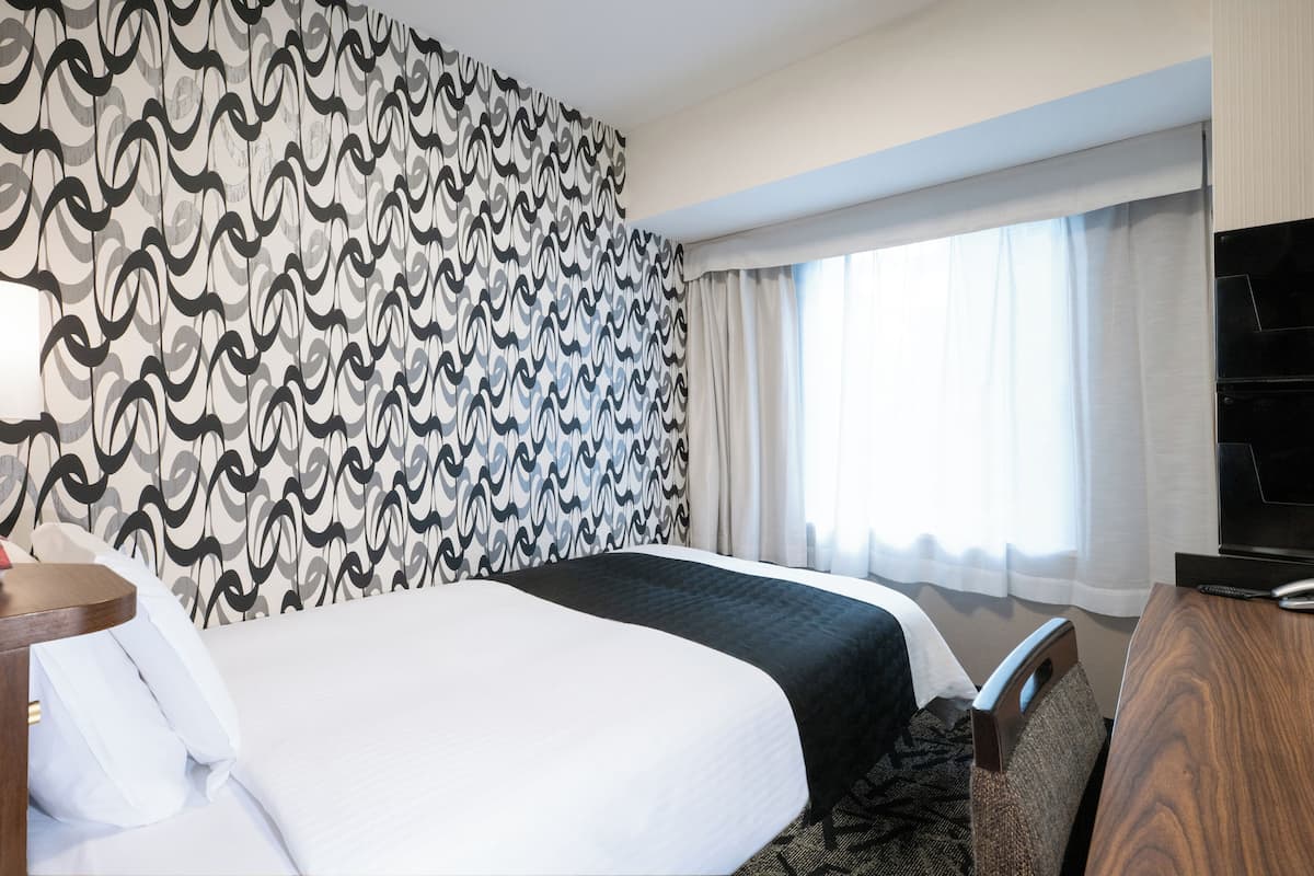 Una scrivania, Wi-Fi gratuito, lenzuola