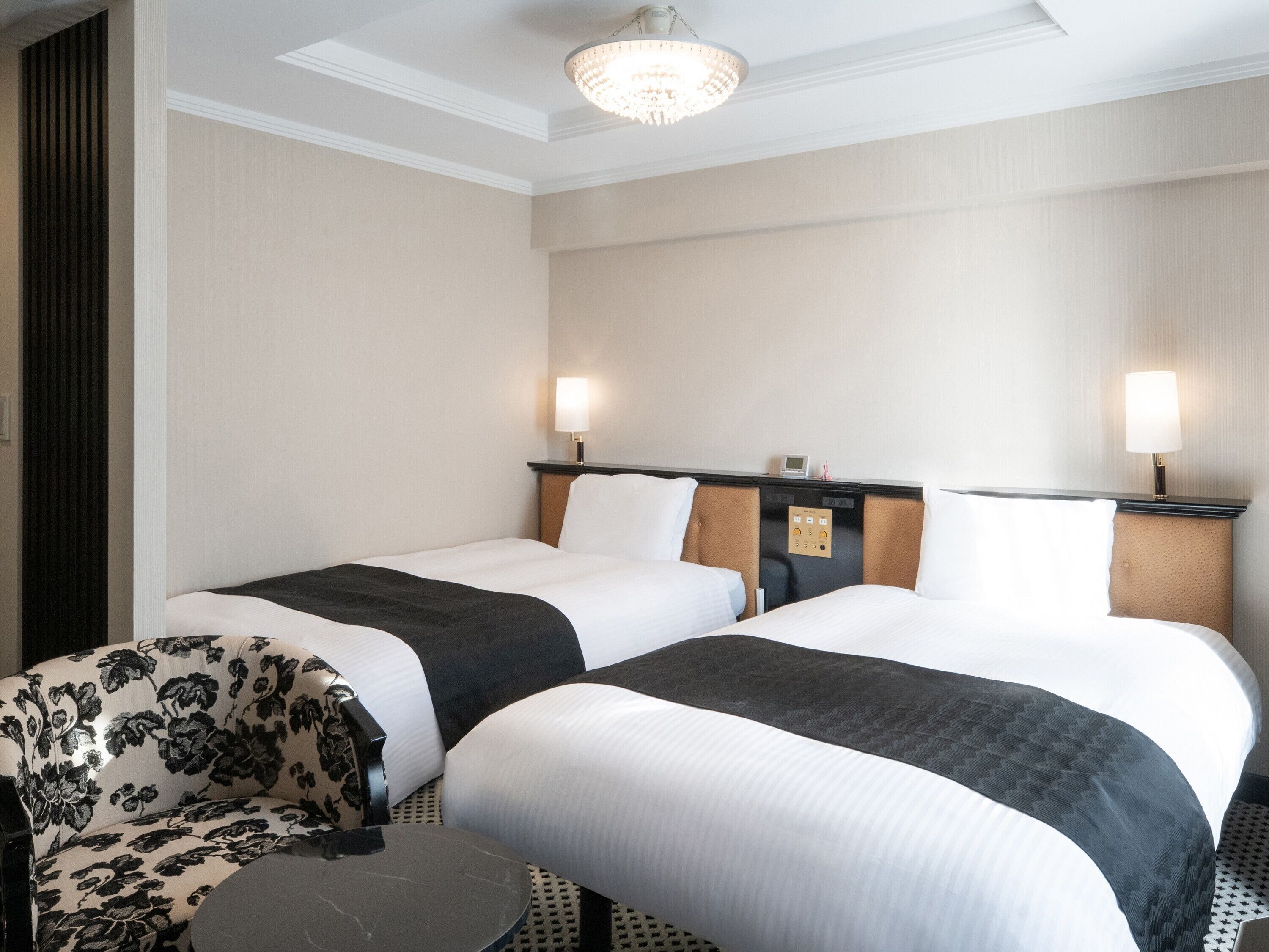 Chambre Deluxe avec lits jumeaux | Literie de qualité supérieure, couette en duvet d'oie, bureau