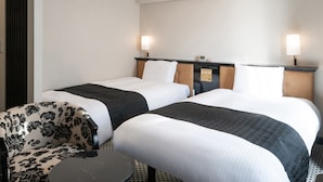 A hotel room with two beds, a small table, and a chair. - APA Hotel Hatchobori Ekiminami (Tokyo)
