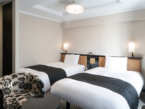 デラックス ツインルーム 禁煙 | 高級寝具、羽毛の掛け布団、デスク、遮光カーテン