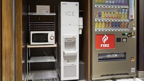 A vending machine with various drinks and a microwave. - APA Hotel Toyama Ekimae Minami (Toyama)