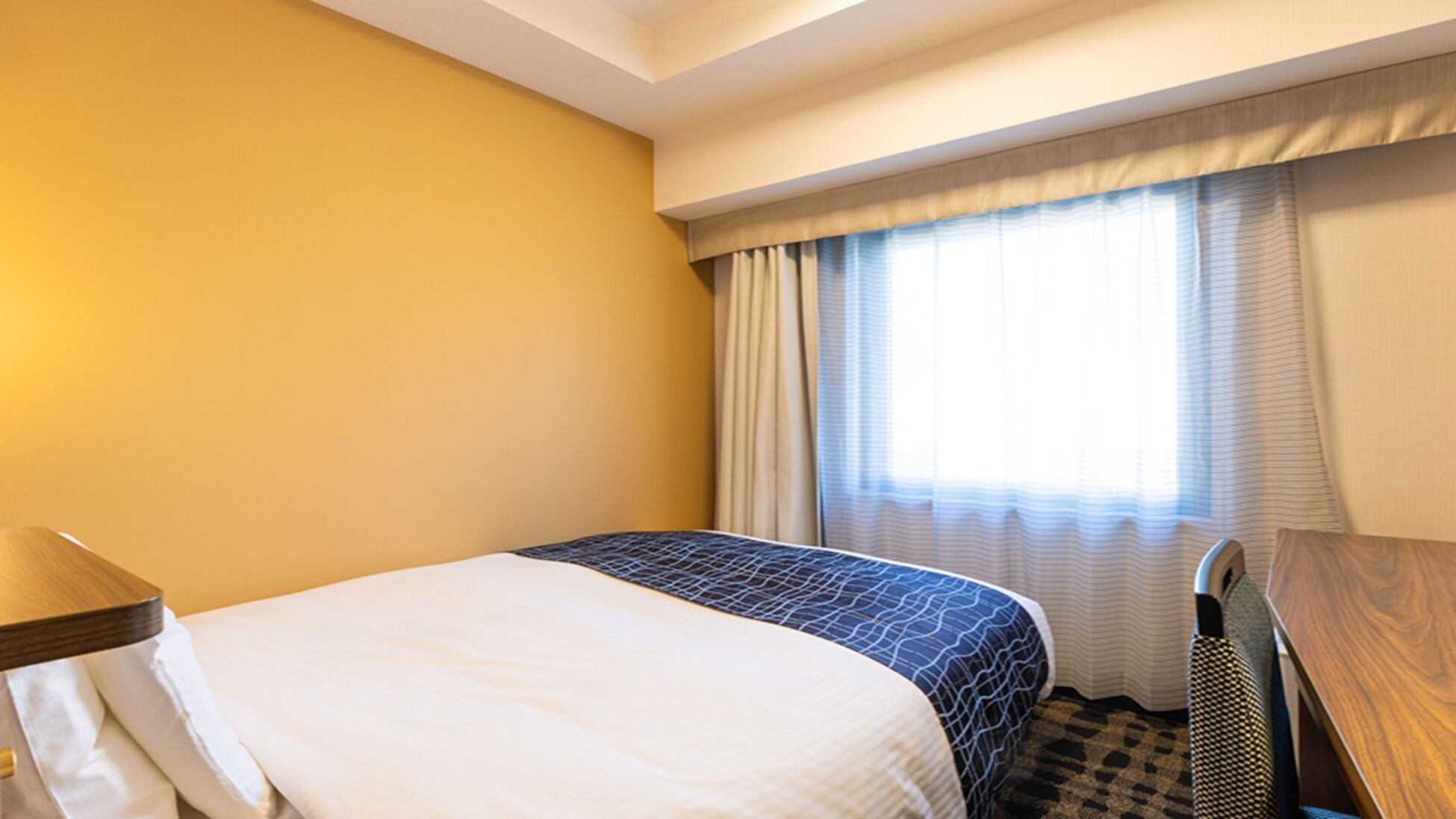 Escritorio, cortinas blackout y tabla de planchar con plancha 