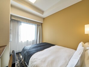 Desk, blackout curtains, iron/ironing board, free WiFi - APA Hotel Toyama Ekimae Minami (Toyama)