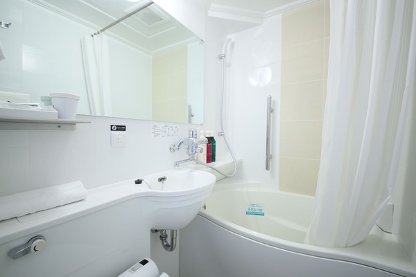 Combined shower/tub, free toiletries, hair dryer, slippers