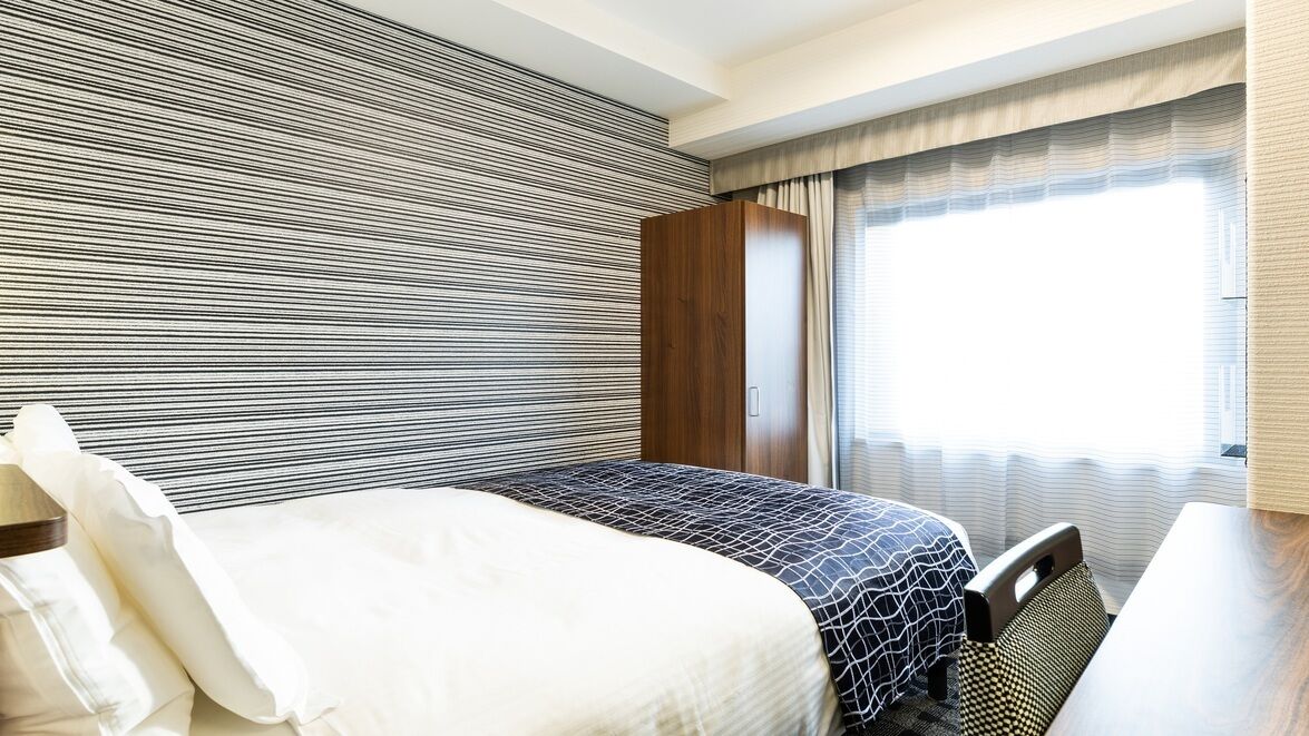 Escritorio, cortinas blackout y tabla de planchar con plancha 