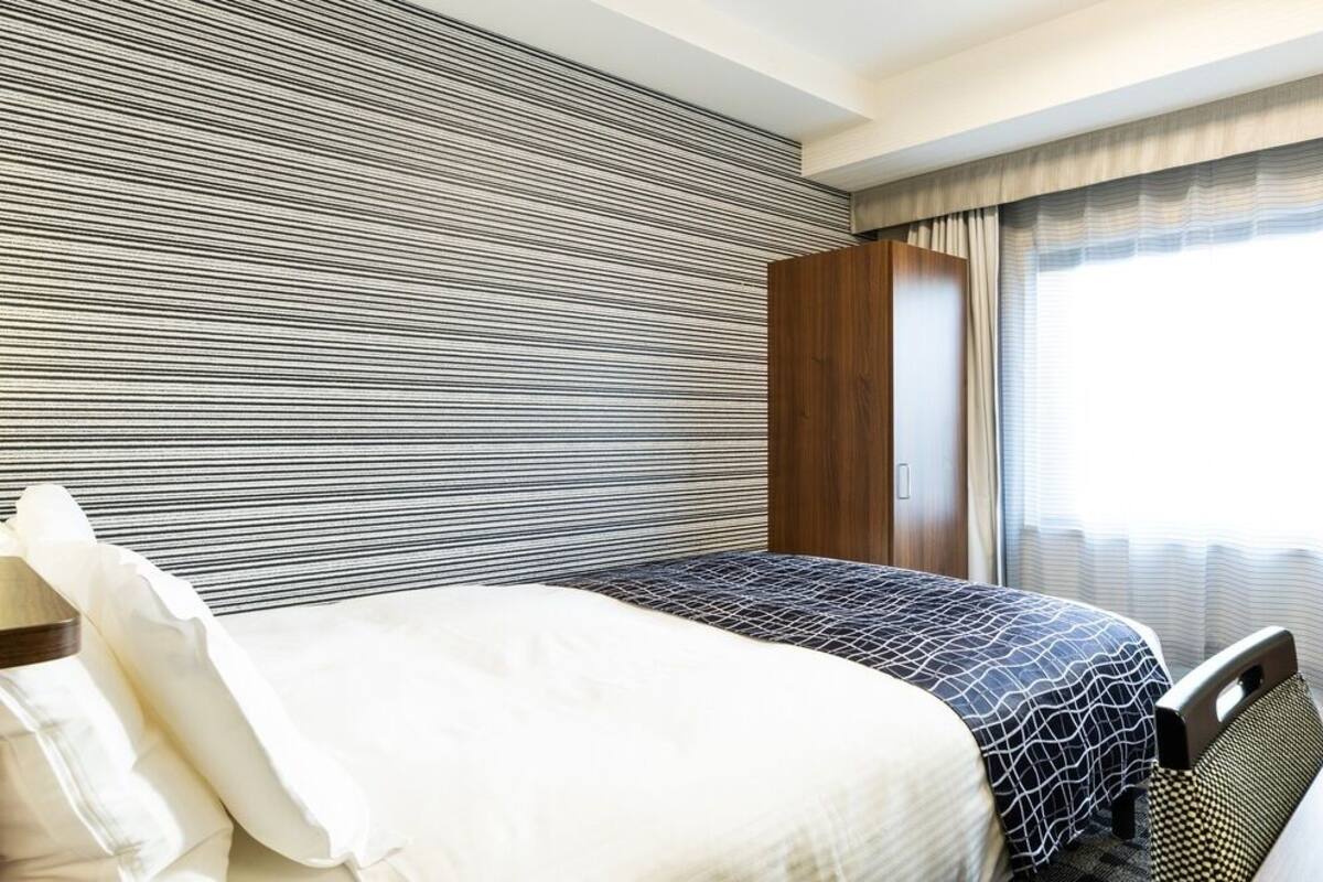 Escritorio, cortinas blackout y tabla de planchar con plancha