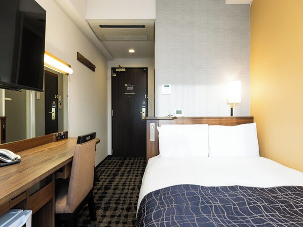 Desk, blackout drapes, iron/ironing board, free WiFi - APA Hotel Toyama Ekimae Minami (Toyama)