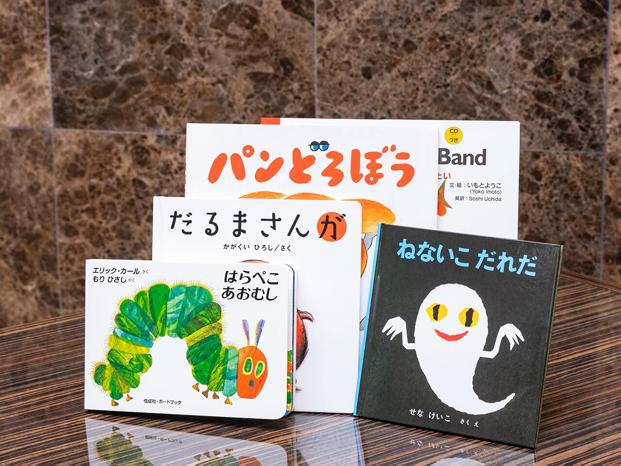 Una colección de libros japoneses con personajes de dibujos animados en la portada.