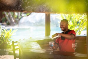 Bar junto a la piscina