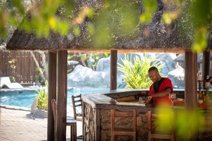 Bar junto a la piscina