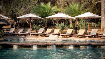 Ulkouima-allas, aurinkotuoleja