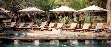 AuĂenpool, LiegestĂŒhle