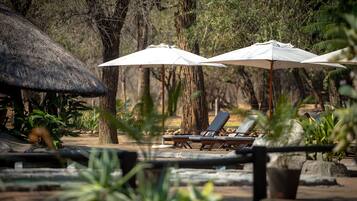 Piscina externa, espreguiçadeiras