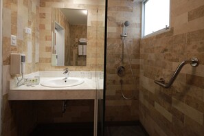 Regadera tipo lluvia, amenidades de baño gratuitas, secadora de cabello 