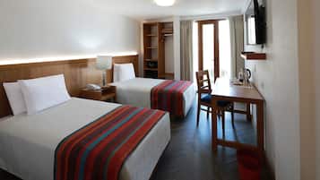 Habitación doble | Caja de seguridad en la habitación, escritorio y cortinas blackout