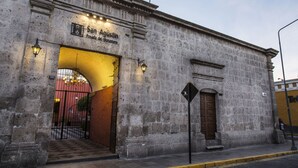 Un edificio histórico de piedra con un cartel que dice 'San Agustin'.