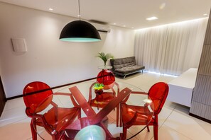 Habitación cuádruple, 2 camas de matrimonio, balcón | Servicio de comidas en la habitación