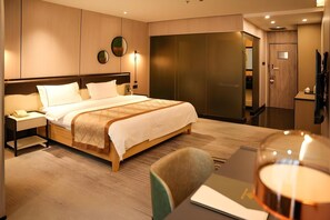 Een minibar, een kluis op de kamer, een bureau, extra bedden (toeslag)