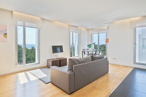 En 32-tommers LCD-TV med Parabol-TV samt TV