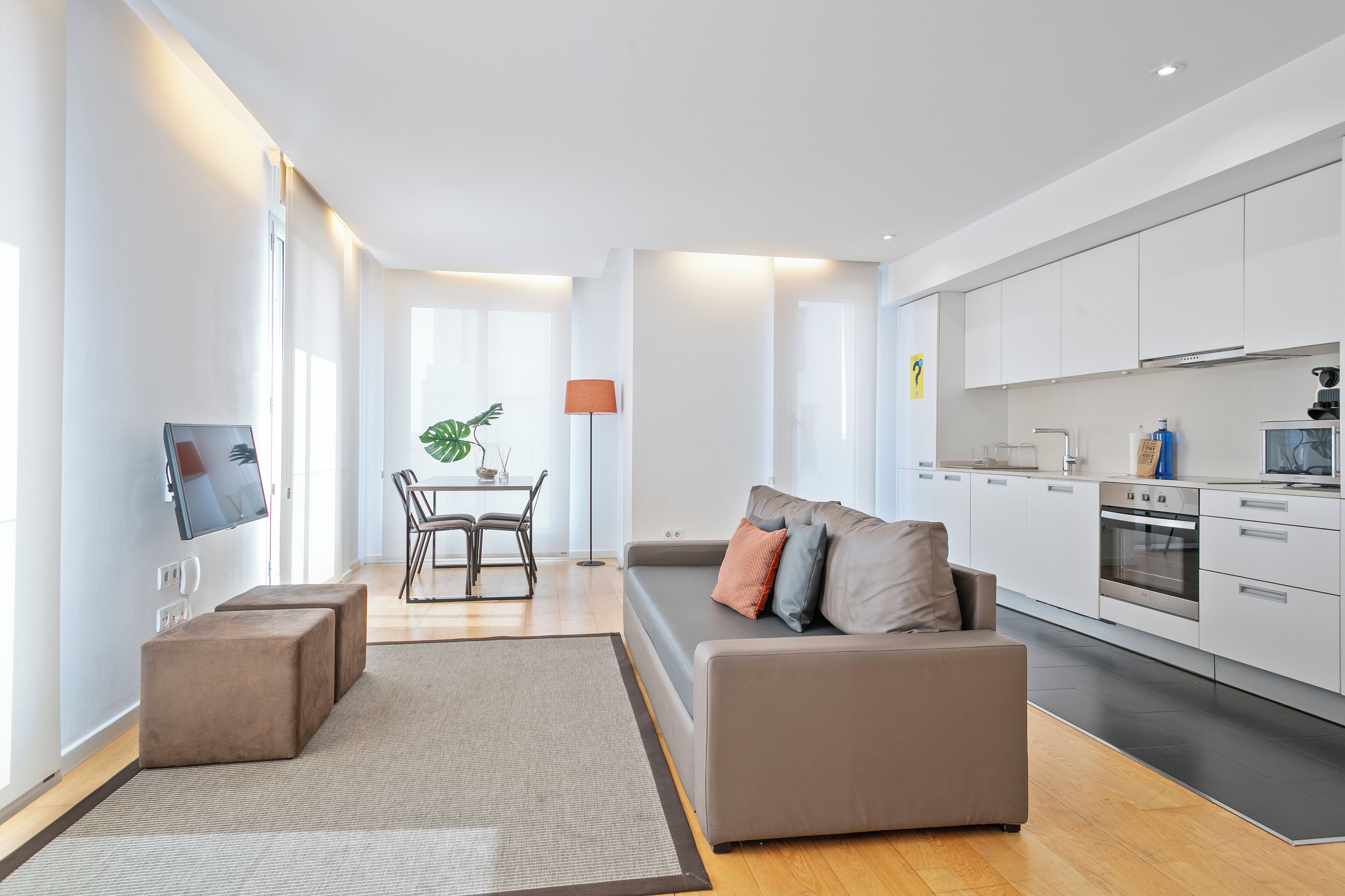 Un apartamento moderno con sala de estar, cocina y comedor.